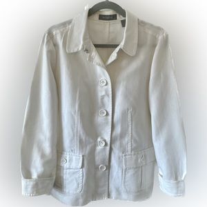 Women’s Liz Claiborne Coat. Size Women’s L. Color White.